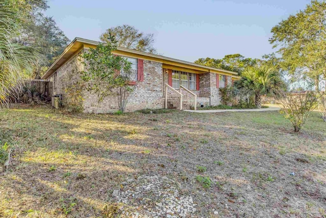 ranch-style home featuring a front yard