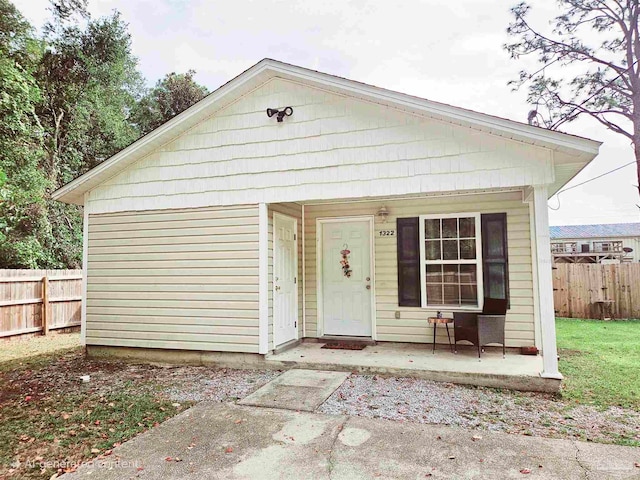 bungalow-style house with a patio