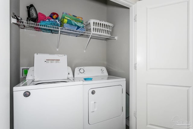 washroom featuring washing machine and clothes dryer