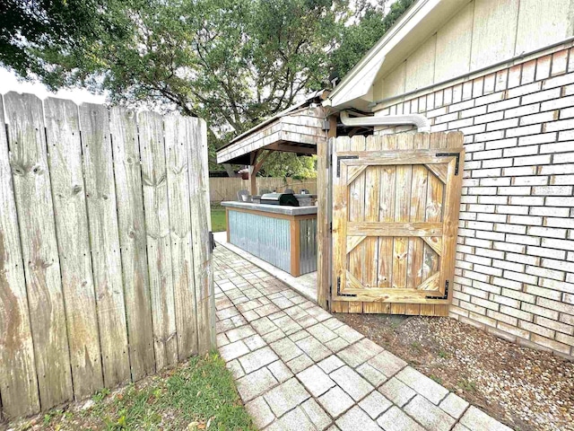 1405 College Pkwy, Gulf Breeze, FL 32563 - view of outdoor structure featuring fence and an outdoor kitchen