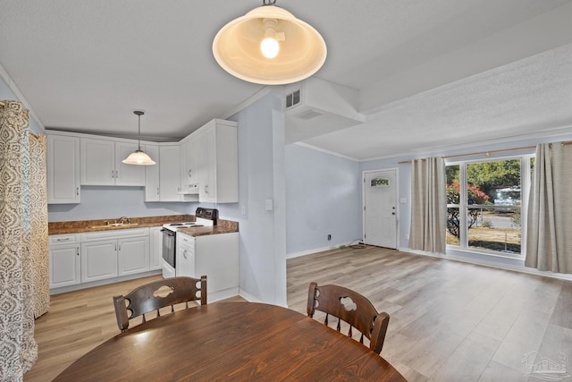 dining space featuring crown molding, baseboards, visible vents, and light wood-type flooring