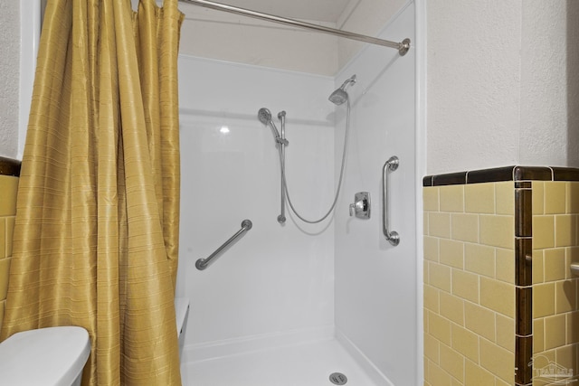 full bathroom featuring toilet, tile walls, and a shower with curtain