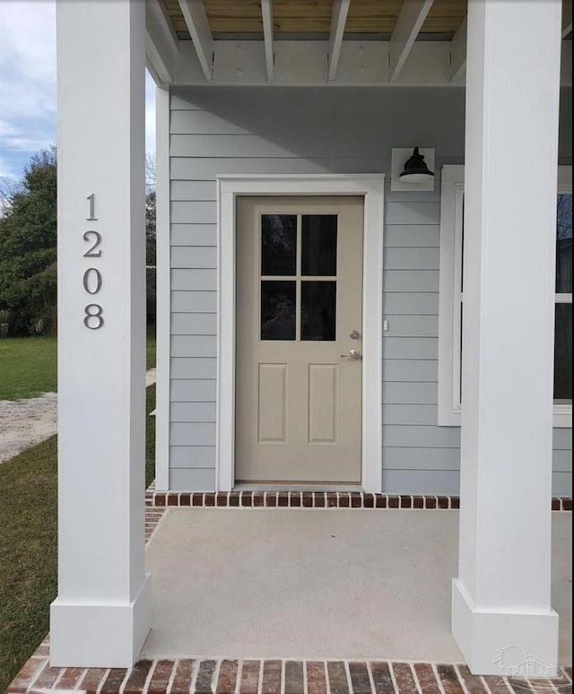 property entrance featuring a porch
