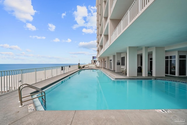 view of swimming pool featuring a water view