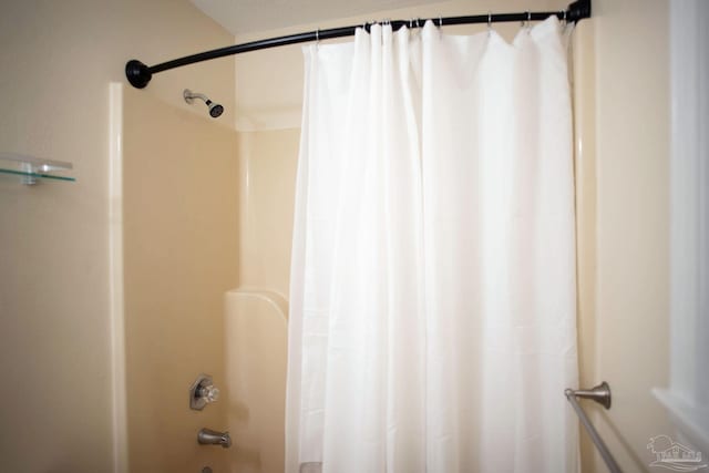 bathroom featuring shower / tub combo with curtain