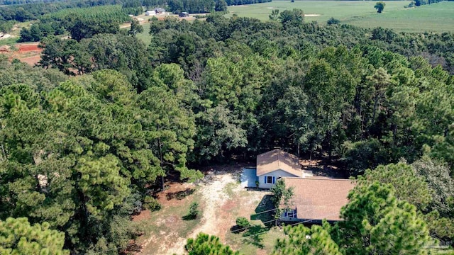 birds eye view of property featuring a forest view