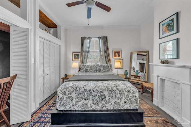 bedroom featuring ceiling fan, ornamental molding, and a closet