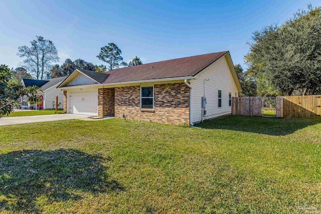 view of front of home featuring a front yard and a garage