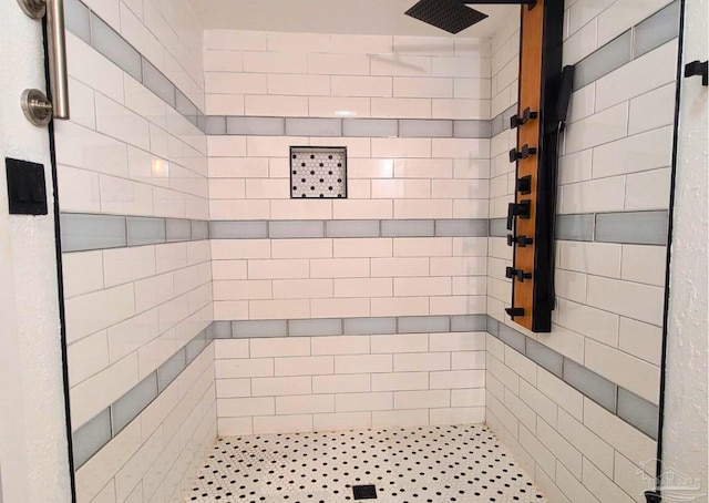 bathroom featuring a tile shower