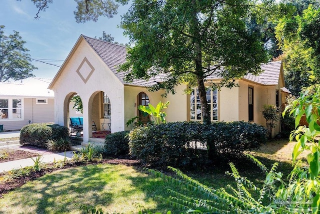 view of front of property featuring a front yard