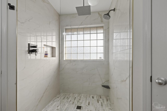 bathroom featuring a tile shower