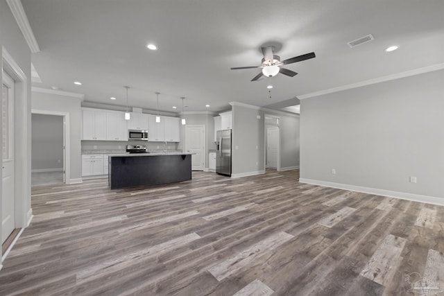 6621 Rocky Shores Rd, Milton, FL 32583 - kitchen with stainless steel appliances, open floor plan, crown molding, a ceiling fan, and baseboards