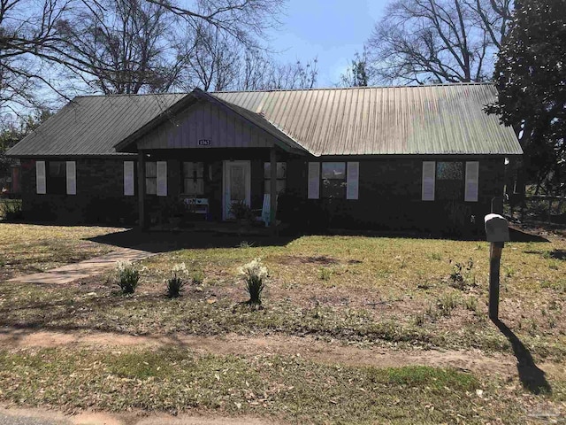 view of front of home with a front lawn and metal roof