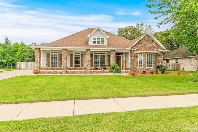 view of front of home featuring brick siding, a front lawn, and fence