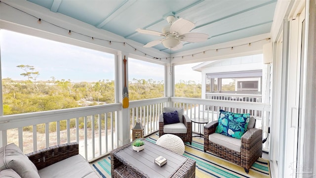 sunroom with ceiling fan