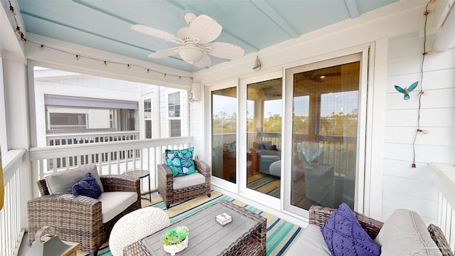 sunroom with ceiling fan