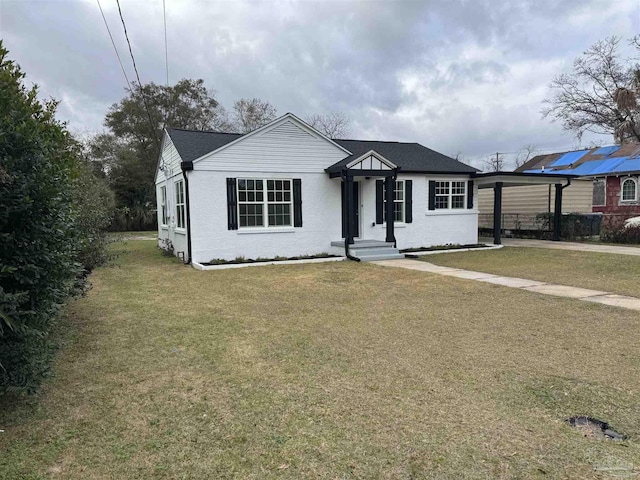 view of front facade featuring a carport and a front lawn