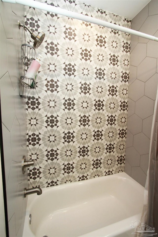 bathroom featuring tiled shower / bath