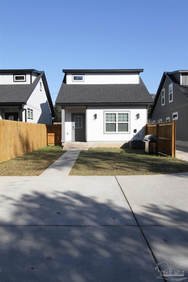 view of front of house featuring a front yard