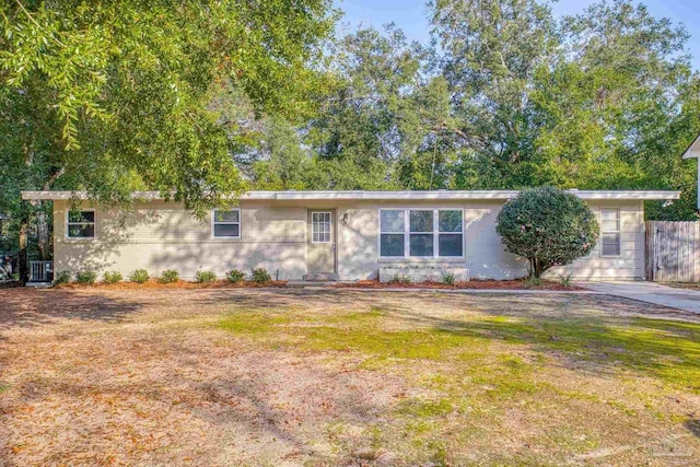 ranch-style house featuring a front yard