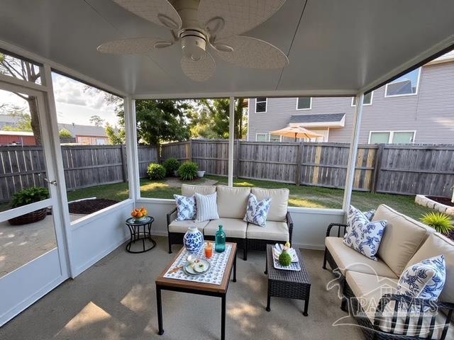 sunroom featuring outdoor lounge area and a ceiling fan