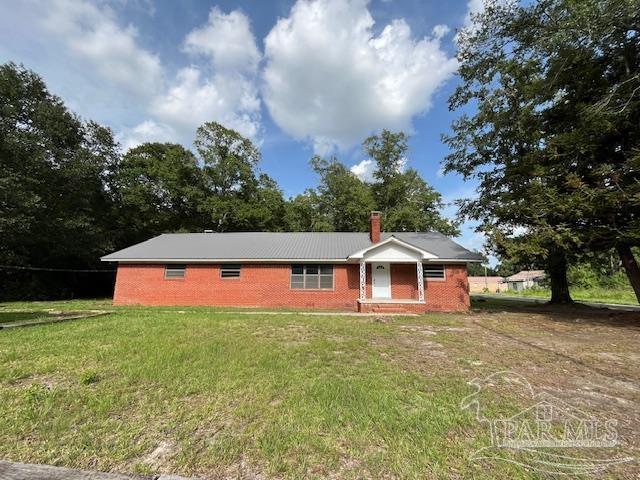 ranch-style home featuring a front lawn