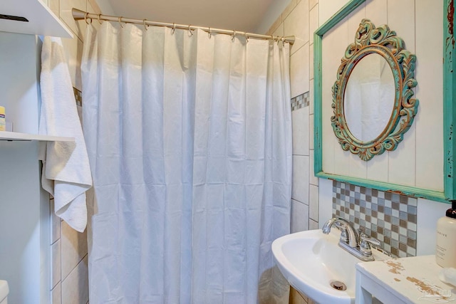 14574 N County Rd 65, Foley, AL 36535 - full bath with a sink, backsplash, and curtained shower