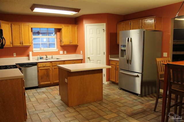 kitchen featuring appliances with stainless steel finishes, a center island, and sink