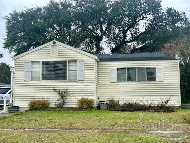 view of front of house with a front lawn