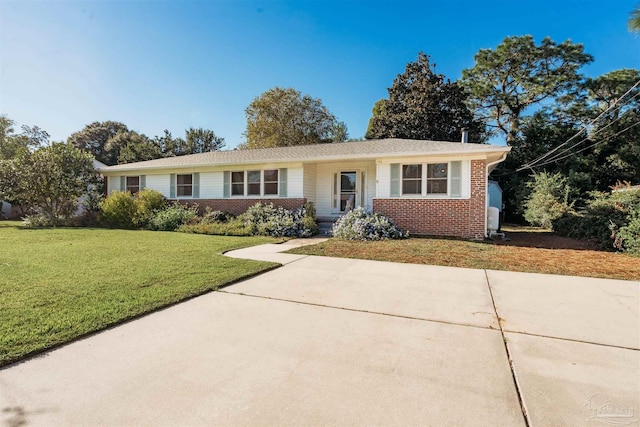 single story home featuring a front lawn