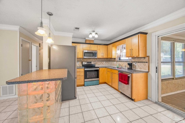 kitchen featuring a sink, stainless steel appliances, visible vents, tasteful backsplash, and ornamental molding