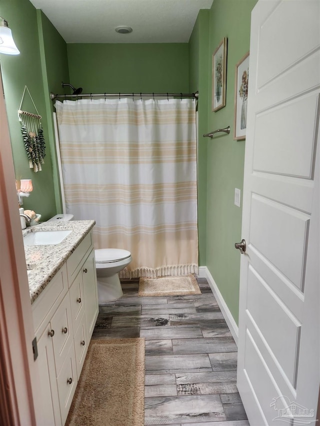 bathroom with a shower with curtain, vanity, and toilet