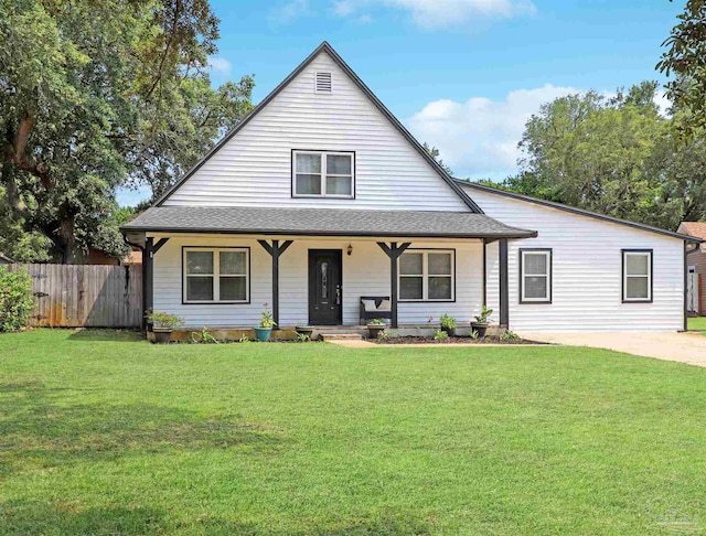 view of front facade featuring a porch and a front lawn