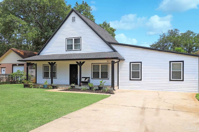 view of front facade featuring a front lawn and a porch