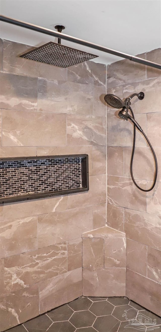 bathroom featuring tiled shower