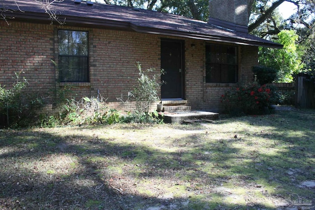 view of front of house featuring a front lawn