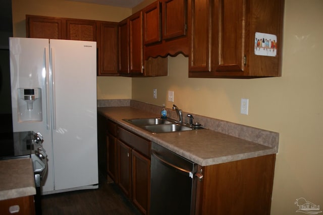 kitchen with dishwasher, sink, dark hardwood / wood-style floors, and white fridge with ice dispenser