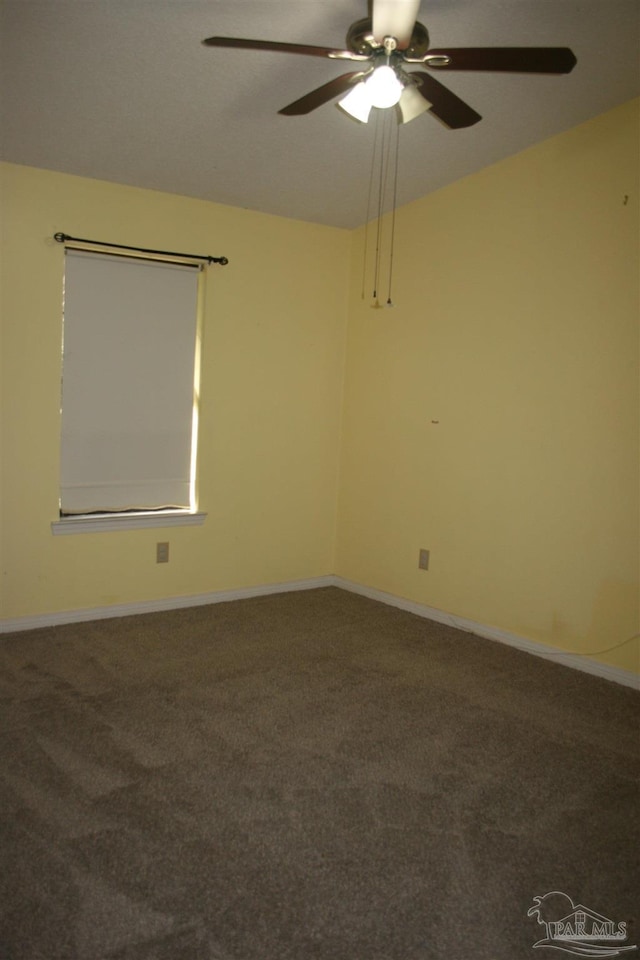 unfurnished room featuring ceiling fan and carpet