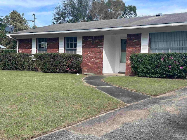 single story home with a front lawn