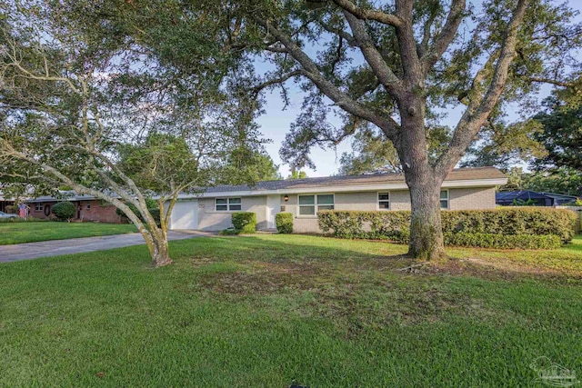 ranch-style house featuring a front lawn