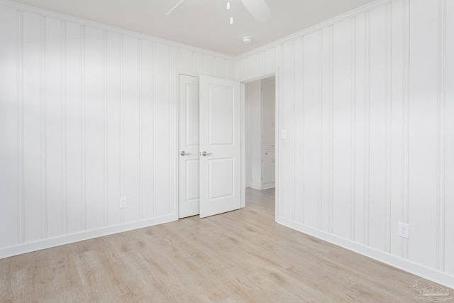 empty room with ornamental molding, light hardwood / wood-style flooring, and ceiling fan