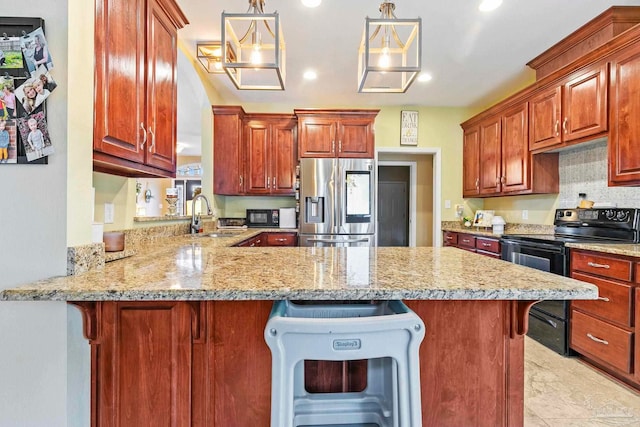 kitchen with sink, hanging light fixtures, kitchen peninsula, a kitchen bar, and black appliances