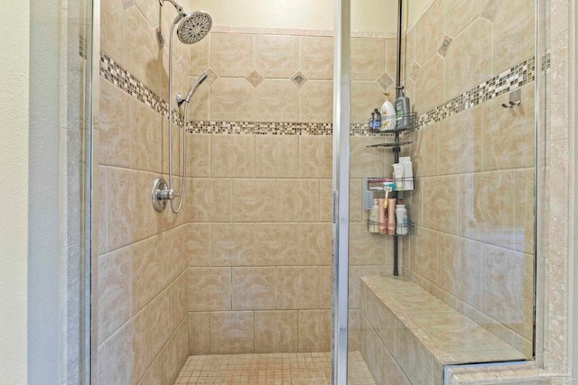 bathroom featuring tiled shower