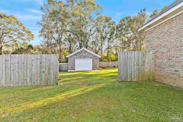 view of yard featuring an outdoor structure