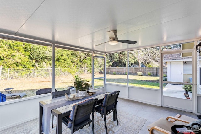 sunroom with ceiling fan