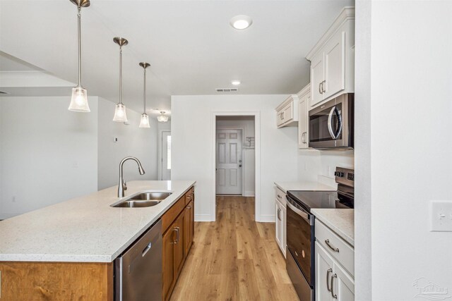 kitchen with visible vents, a sink, light wood-style floors, appliances with stainless steel finishes, and white cabinetry
