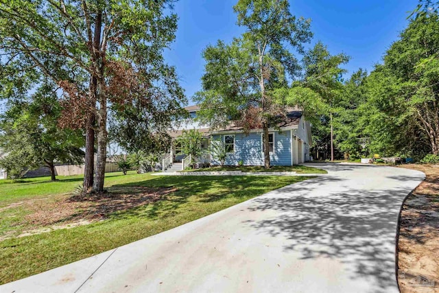 view of front of house featuring a front lawn