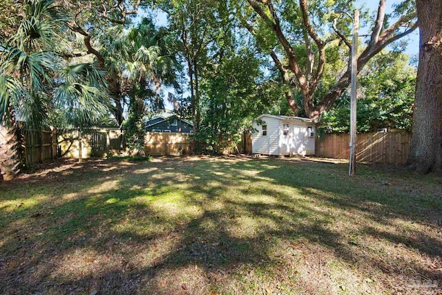 view of yard with a storage shed