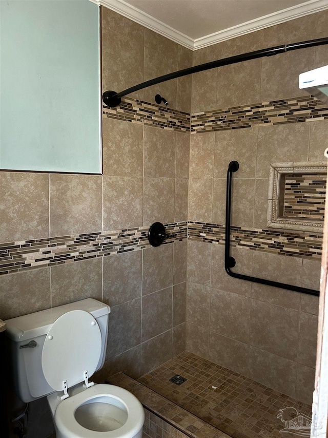 bathroom featuring crown molding, tile walls, a tile shower, and toilet