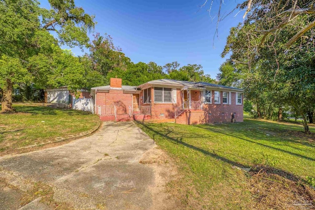 single story home featuring a front yard